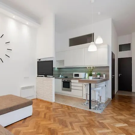 Szent Istvan Ter 4 Next To Basilica A 1 Bedroom Lägenhet *