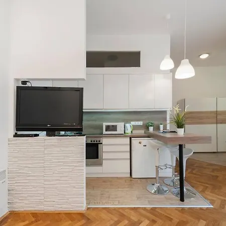 Szent Istvan Ter 4 Next To Basilica A 1 Bedroom Budapest
