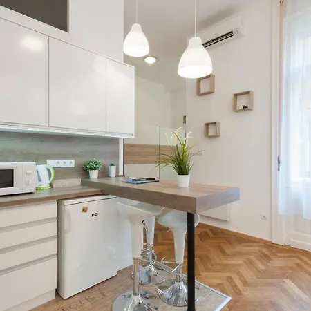Szent Istvan Ter 4 Next To Basilica A 1 Bedroom *