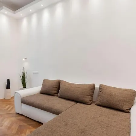 Szent Istvan Ter 4 Next To Basilica A 1 Bedroom