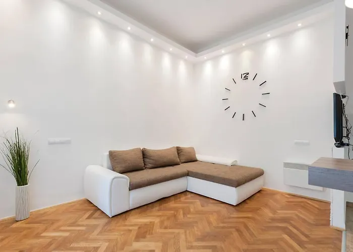 Apartment Szent Istvan Ter 4 Next To Basilica A 1 Bedroom *