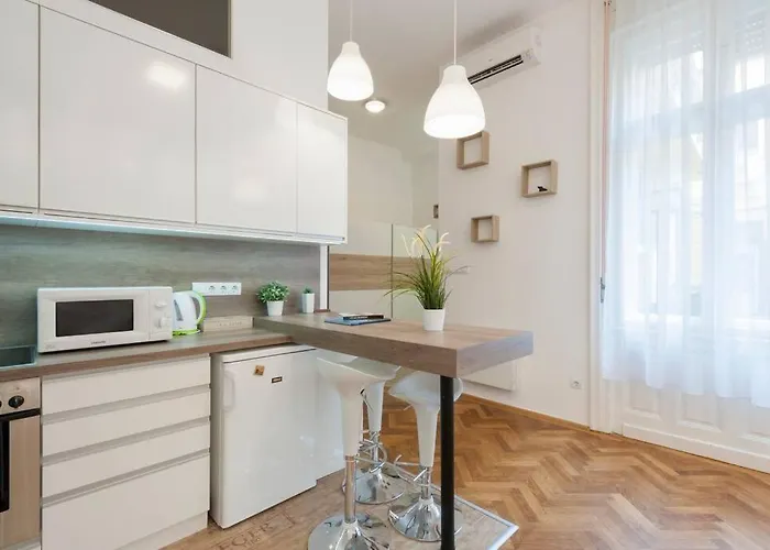 Szent Istvan Ter 4 Next To Basilica A 1 Bedroom *