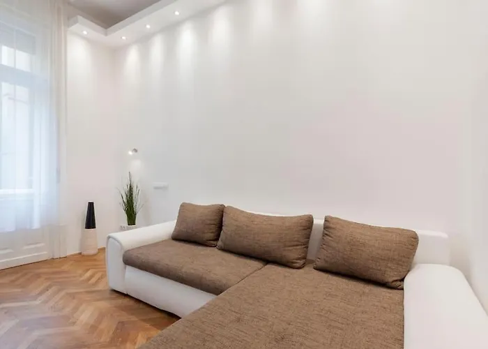 Szent Istvan Ter 4 Next To Basilica A 1 Bedroom